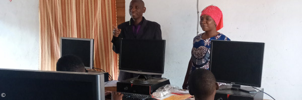 Tansania Computerklasse Lehrer
