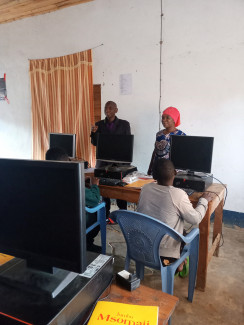 Tansania Computerklasse Lehrer