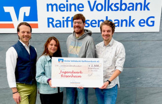 Übergabe eines Spendenschecks der VR-Bank für die Evangelische Jugendarbeit im Dekanat Rosenheim
