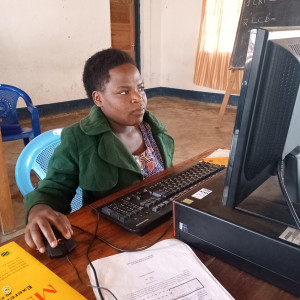 Tansania Computerklasse Schülerin