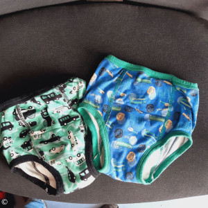 Zwei bunte Unterhosen mit Autos und Schiffen