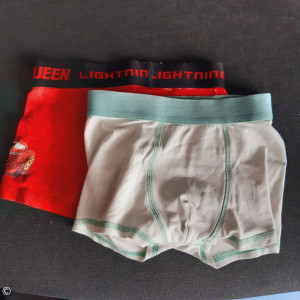 Unterhose rot, H&M, Gr. 122; Unterhose weiß, Tchibo, Gr. 110-116