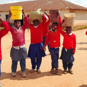 Schüler der Primary School Lupembe beim Wasserholen